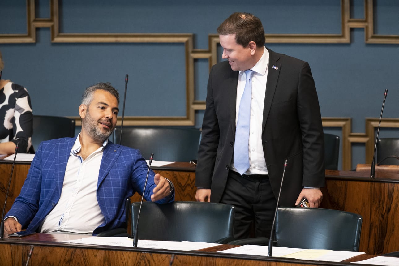 Perussuomalaisten eduskuntaryhmän puheenjohtaja Ville Tavio (oikealla) sanoo, että Sanna Marinin (sd.) hallitus on asettanut muut EU-maat suomalaisten edelle.