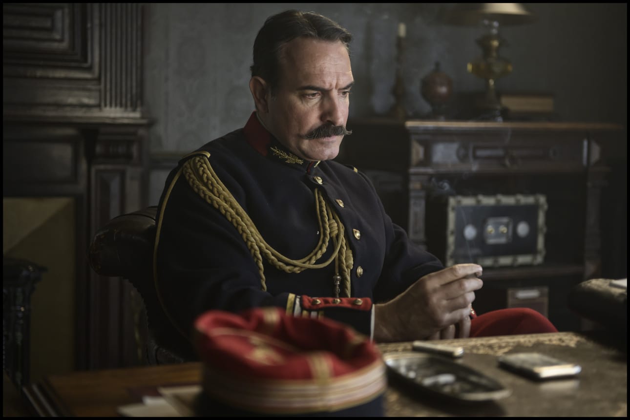 Georges Picquart (Jean Dujardin) haistaa palaneen käryä.