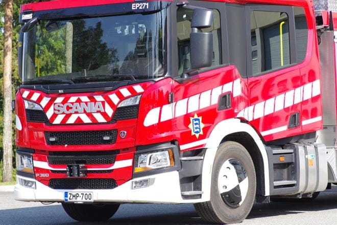 Alajärven uudessa sammutusautossa on valkoiset teippaukset. Kuvat: Teemu Niemelä.