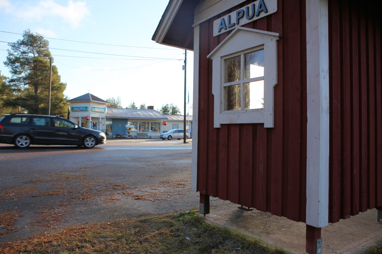 Alpuan kylä sai uuden leikkikentän vanhaa meijeriä vastapäätä. Tässä kuvassa taka-alalla puolestaan entinen kauppa, jossa pyörii heinäkuun ajan eilen avattu kesäkahvila. Sekä leikkikenttä että kesäkahvila sijaitsevat Alpuantiellä.
