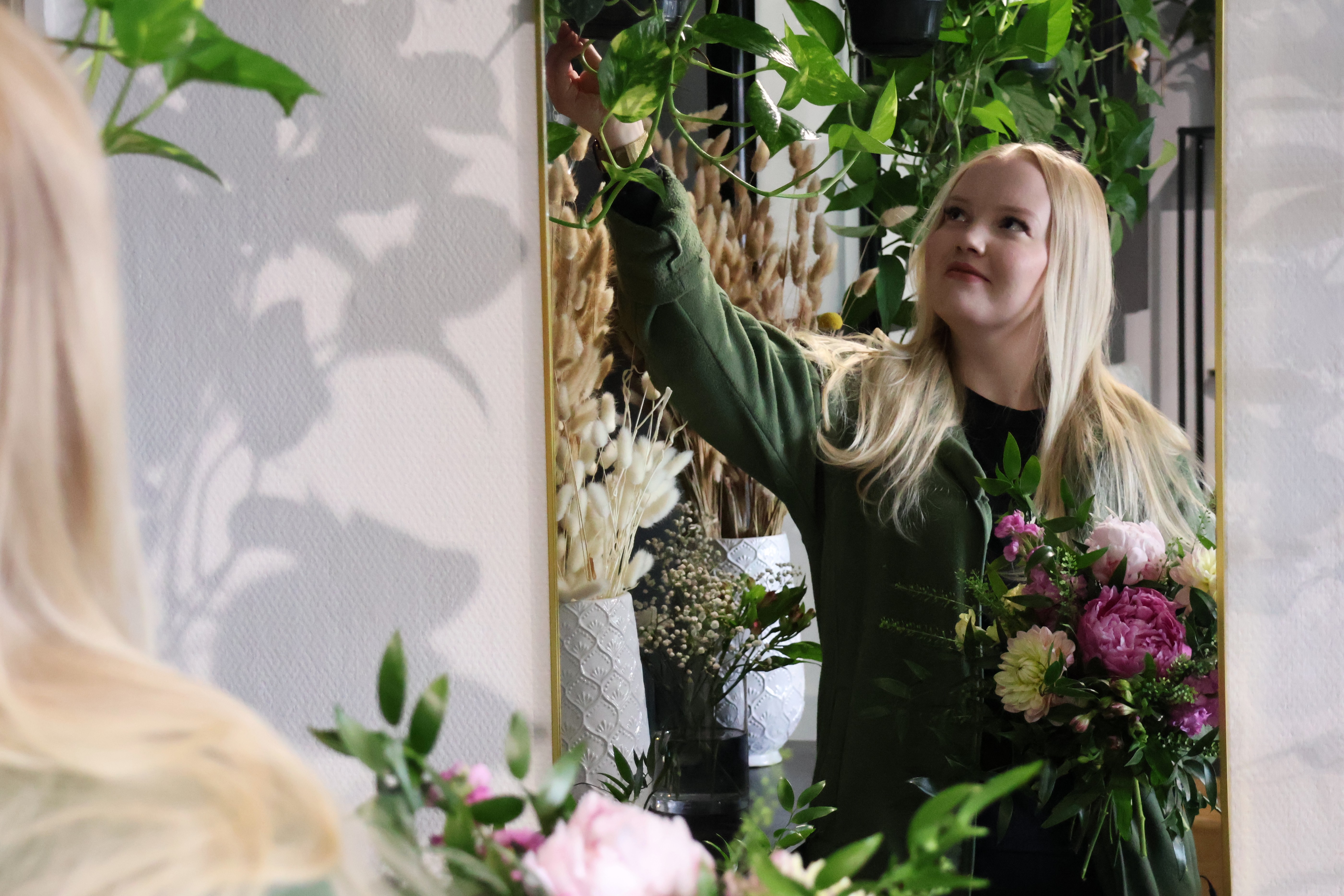 Töysäläinen Selina Vilmilä, 22, osti kukkakaupan eläköityvältä yrittäjältä – Avaa toisen liikkeen Ähtäriin