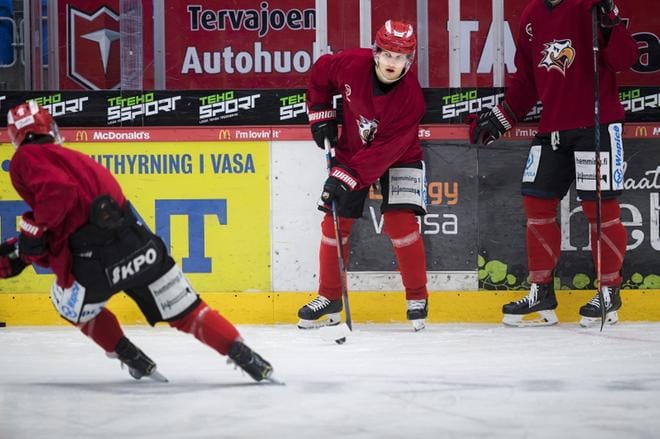 Sportissa vajaat kaksi kautta pelannut Toni Kallela (kesk.) kertoo olleensa aktiiviuransa aikana rahapeliriippuvainen. Arkistokuva.