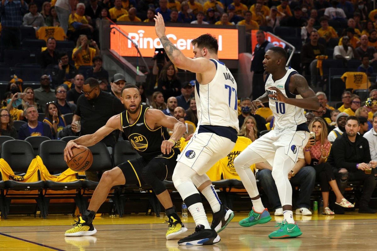 Warriorsin paras pistemies oli Stephen Curry (vas.). LEHTIKUVA / AFP