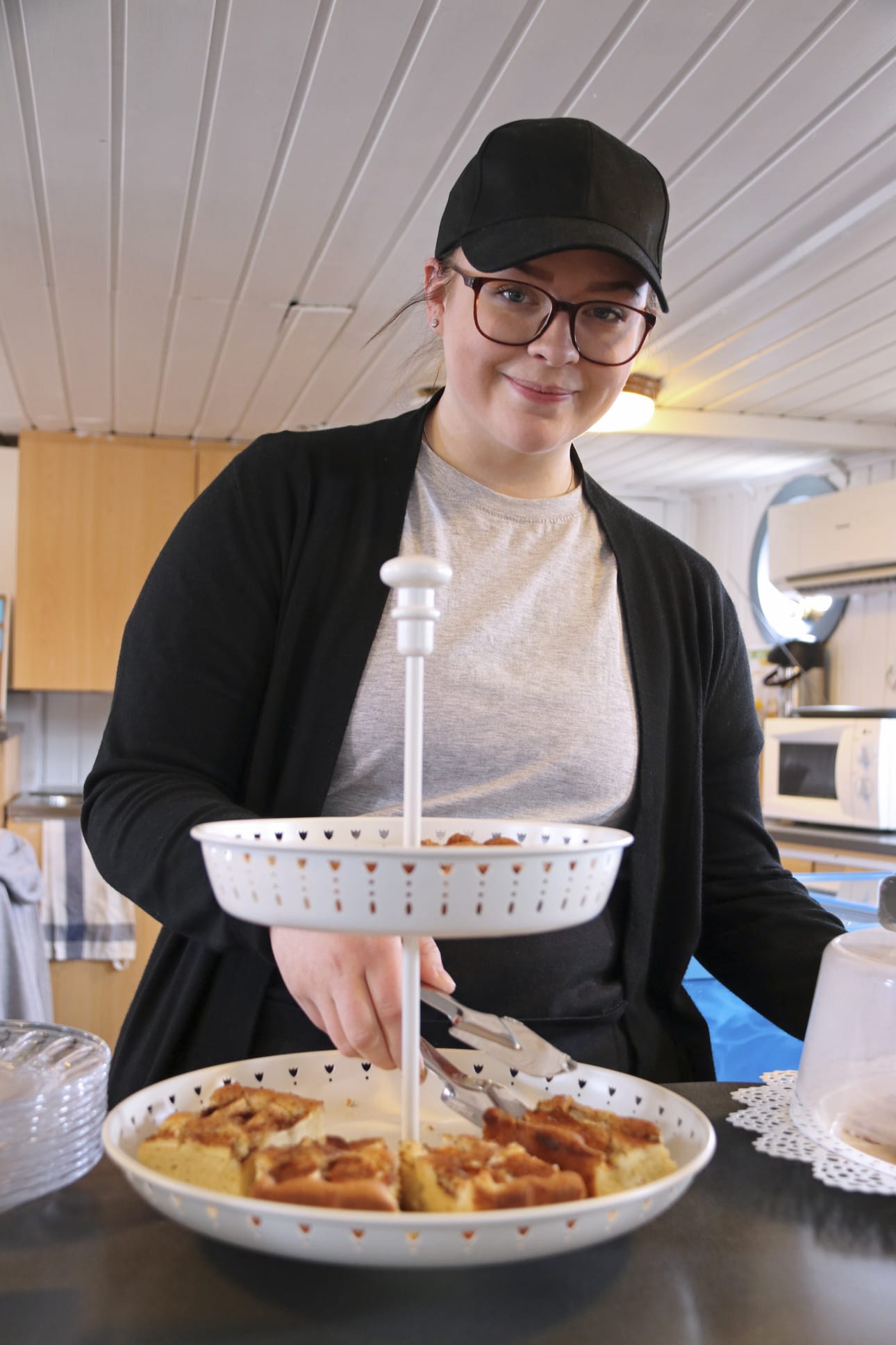 Lumijokislähtöinen Jonna Lehtelä toimii nyt Hailuotolaivan kahvilayrittäjänä toista vuotta.