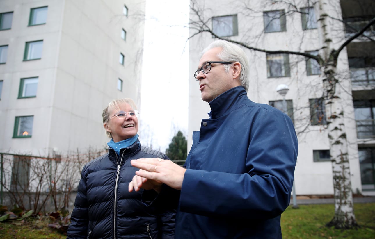 Tuomo Ponto ja Leena Lång muistelevat lapsuuden pihapiirissään, minne kaivettiin lumiluolia ja missä potkittiin kiikkupalloa.