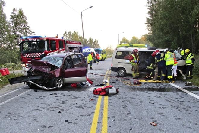 11 henkilöä loukkaantui pikkubussin ja henkilöauton yhteentörmäyksessä Peräseinäjoella tiistaina. KUVA: POHJANMAAN POLIISILAITOS