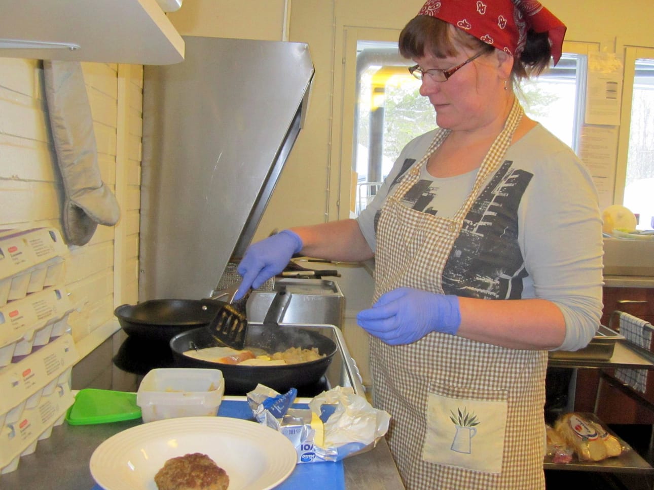 Minna Ronkaisen valmistaessa eilen tiistaina hampurilaista Koillissanomien toimittajalle, paljastui, että sehän ei olekaan perinteinen hampurilainen, vaan eräänlainen leipähampurilainen.