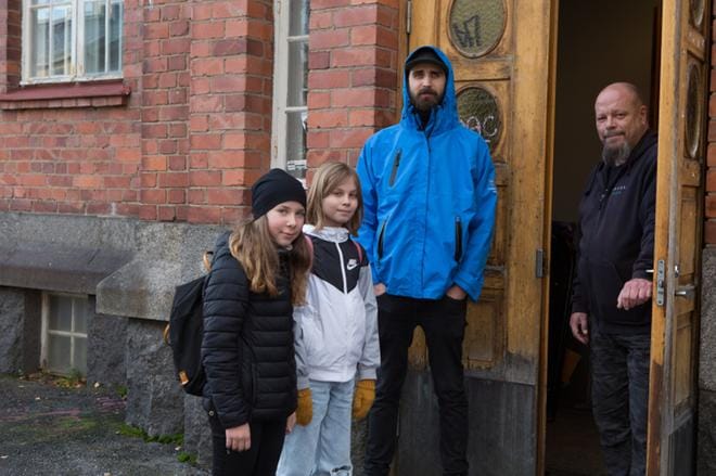 Viidesluokkalaiset Milla Mouazan ja Olivia Rytylä menevät tutustumaan nuorisotalo Kultsaan. Joonas Masanen ja Juha-Matti Wahlström toivottavat alkuiltapäivisin tervetulleiksi kaikki vitos- ja kutosluokkalaiset. Kuva: Pia Kokko