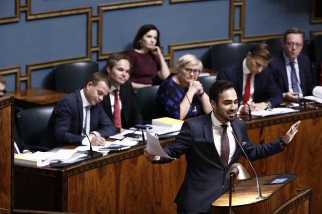 Vihreiden kansanedustaja Ozan Yanar syytti eduskunnan puhujapöntössä hallituksen hukanneen mahdollisuutensa muun muassa koulutuksen ja ympäristön parantamiseen. Hallitus oli Petteri Orpon johdolla eri mieltä. KUVA: