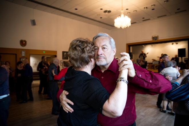 Olavi Kojanen ja Seija Lantz käyvät sunnuntaitansseissa aina, kun tietävät, että paikalla on orkesteri, joka soittaa hyvää tanssimusiikkia. He aloittivat lavatanssit jäätyään eläkkeelle. Kuvat: Paula Kaskimaa
