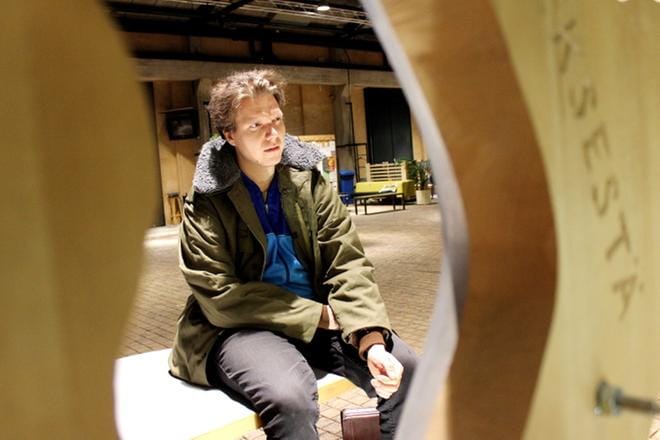 Teatterikorkeakoulusta valmistuva Juha Ekola ei halua vielä vakituisia kiinnityksiä, vaikka tähtääkin teatterin lavoille. KUVA: MINNA ZILLIACUS