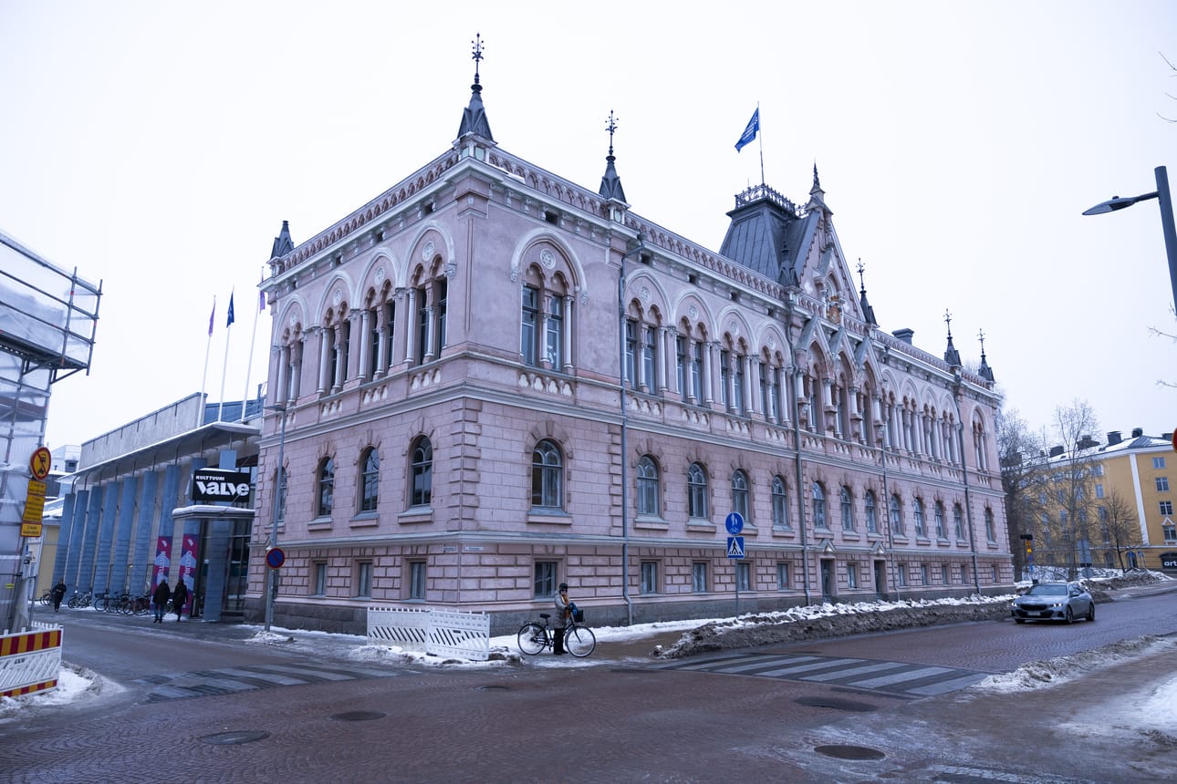 Valveen talon vanhempi puoli toiminut aikoinaan muun muassa kaupungintalona. Myös poliisilaitos siellä on joskus ollut.