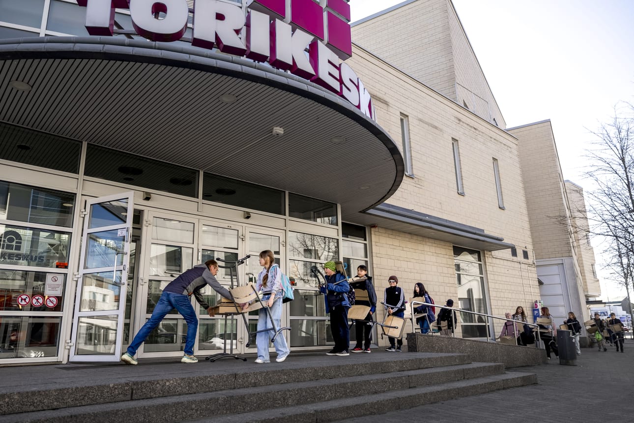 Marttilan koulun 4A-luokka kantoi pulpettinsa ja tuolinsa väistötiloihin opettajansa Mika Rantalan johdolla.