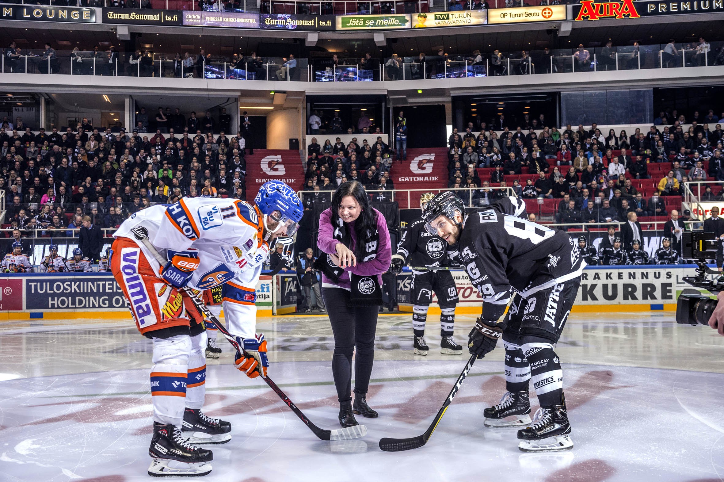 Uhkailtu toimittaja Rebekka Härkönen saa runsaasti tukea yhteiskunnan eri puolilta. TPS kutsui journalistin pudottamaan avauskiekon play off -otteluunsa Tapparaa vastaan.