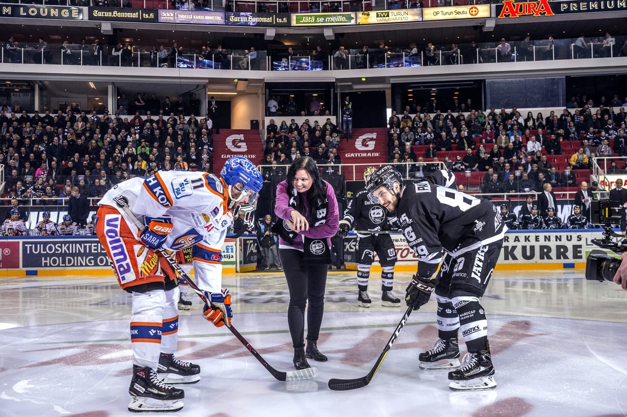 Uhkailtu toimittaja Rebekka Härkönen saa runsaasti tukea yhteiskunnan eri puolilta. TPS kutsui journalistin pudottamaan avauskiekon play off -otteluunsa Tapparaa vastaan.
