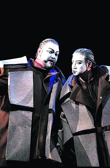 Jyrki Korhonen (Fafner) ja Kwangchul Youn (Fasolt) laulavat Bayreuthissa tänä kesänä Rivhard Wagnerin Reininkullassa.