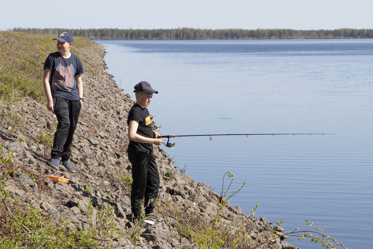 Tuomas Arola oli ottanut mukaansa kalastusvermeet. Jani Oja piti kaverilleen seuraa virvelöinnin aikana. Kalastus kuuluukin molempien poikien kesäharrastuksiin, joten kerta ei jääne ainoaksi tulevana kesänä.