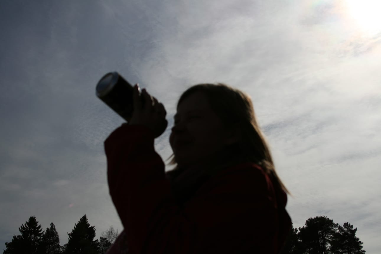 Ehkäisevät päihdetyön tavoitteena on vähentää päihdehaittoja ja tehostaa ikärajavalvontaa. Alkoholin välittäminen ja anniskelu nuorille on kiellettyä.