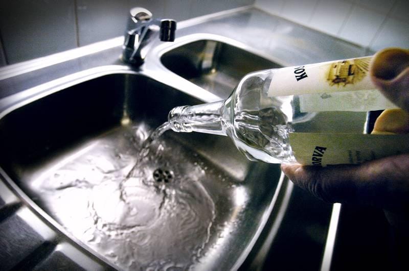 Päihdetyötä tekevät auttavat apua etsiviä näiden kaikissa elämäntilanteissa. Vapaaehtoisten mielestä päihteettömyyttä vaaditaan liian harvassa paikassa. Arkistokuva.