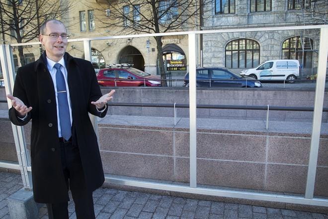 Vaalijohtaja Arto Jääskeläinen antaa ohjeet noin 20 000 ihmisen vaaliorganisaatiolle, joka huolehtii demokratian toteutumisesta. KUVA: Mauri Ratilainen