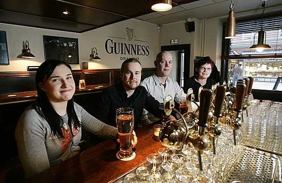 Outi Kukkonen, Tuomas Mustonen, Tuomas Havela ja Laura Mämmioja testaavat Oluthuone Leskisessä ravintolan alkoholittomien juomien tarjontaa.