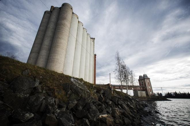 Siilojen tilalle saa rakentaa metrin verran nykymittoja matalamman asuintalon. ARKISTOKUVA: JARNO PELLINEN