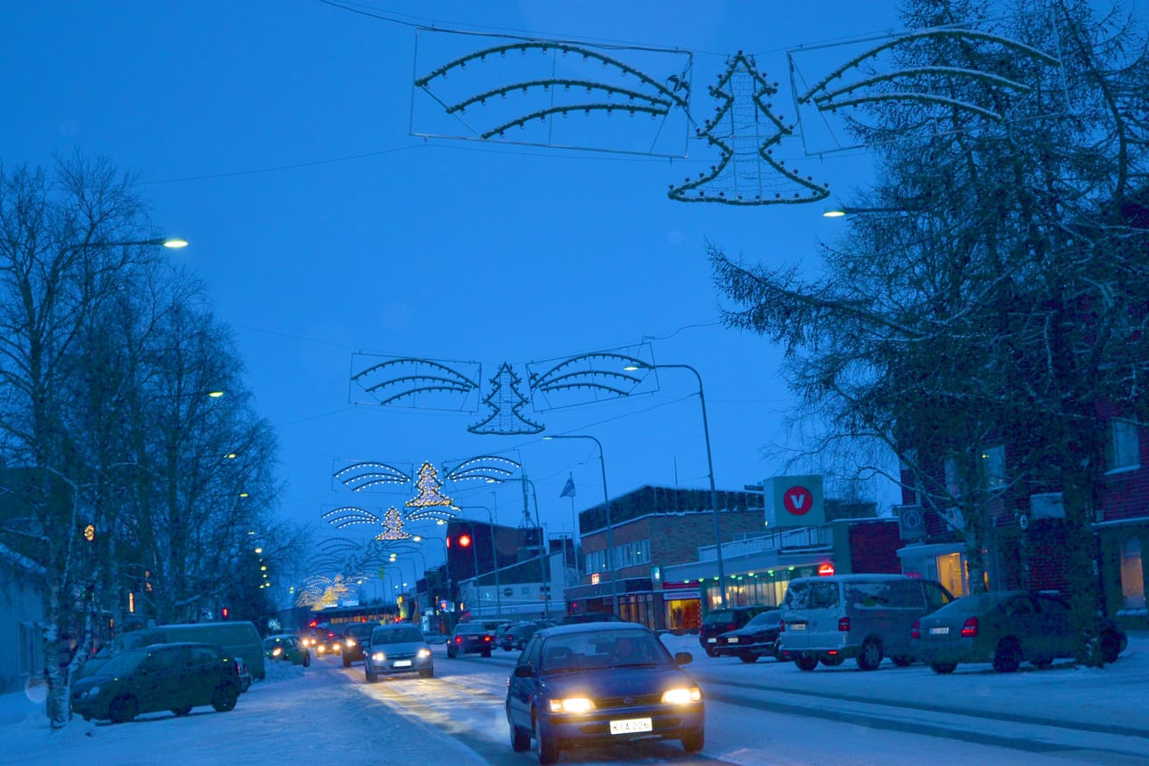 Kitkantiellä on jo puolenkymmentä pimennyttä jouluvaloa. Ouluntaipaleen puolelta löytyy ainakin yksi sammunut valosarja.