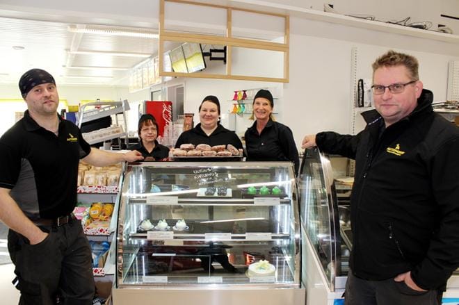 Vuoden yrityksen työntekijät ja yrittäjät (vas.) Tomi Pitkäranta, Armi Vainionpää, Heidi Malin, Merja Pitkäranta ja Janne Pitkäranta. KUVA: MINNA ZILLIACUS