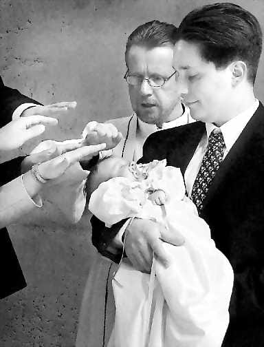 Kummit siunaavat . Santeri Mikkonen on kastettu ja kummien kädet siunaavat. Santeria pitelee isä Ville Mikkonen, kasteen toimitti pastori Ilkka Raittila.