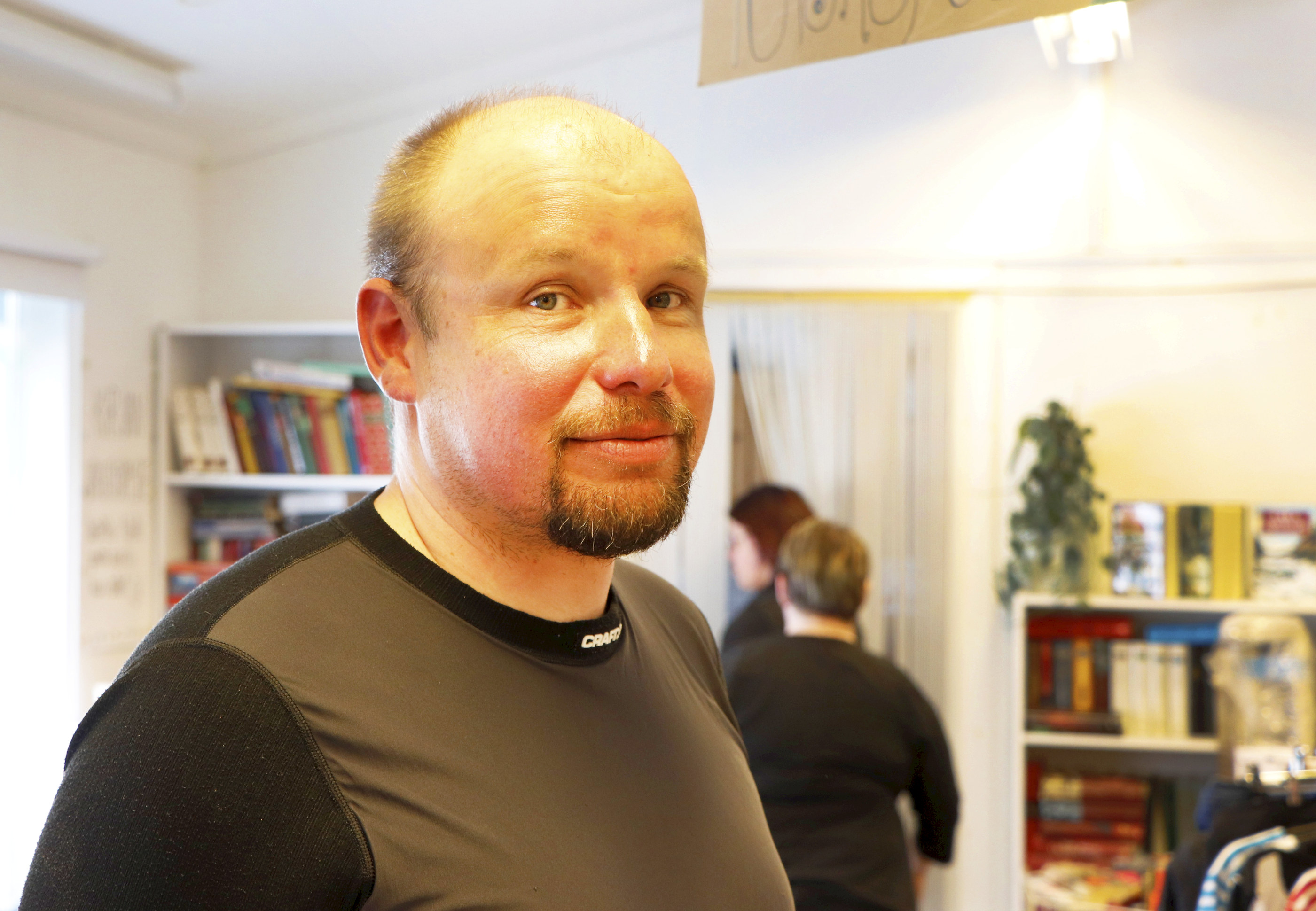 Pasi Päkkilä kävi Puhoksen kyläkaupassa ensimmäistä kertaa. Syötteeltä Puhokselle pilkillle tullut oululainen kävi ostamassa välipalaa.