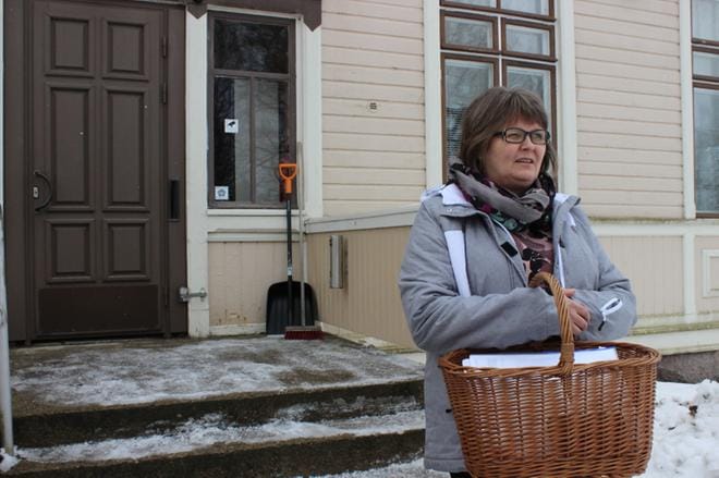 Tämä on kävelevä toimistoni, Kaskisten hammashoitaja Tanja Helkiö vitsailee pajukorille, joka pursuaa työpapereita. KUVA: LOTTA KALLIO