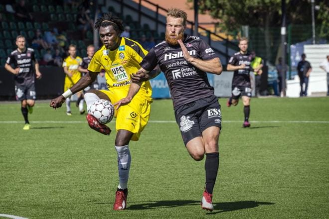 Vaasan Palloseuran Aubrey David ja Lahden Henri Anier kirmasivat pallon perässä helteisessä Kisapuistossa lauantaina. Ottelu päättyi 1–1-tasapeliin. KUVA: KATJA LUOMA / ETELÄ-SUOMEN SANOMAT