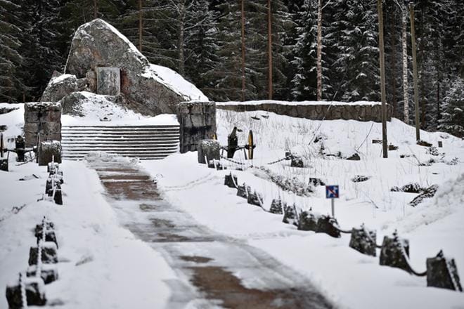 Napuen taistelun muistomerkin paljastustilaisuudesta tulee ensi vuonna kuluneeksi 100 vuotta. Luonnonkivijärkäle näkyy nyt parkkipaikalle ja tielle asti. KUVA: TOMI KOSONEN