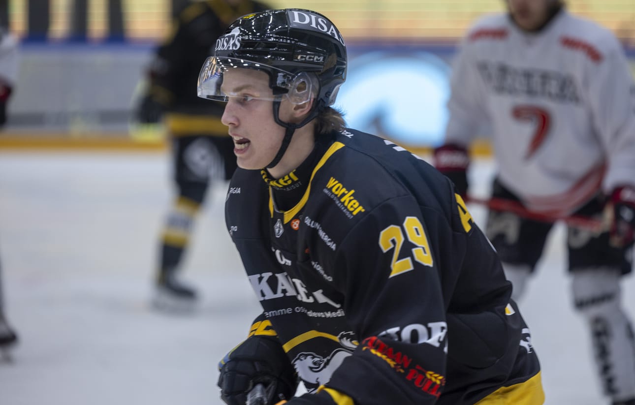 Kärpistä Ässiin kesken kauden siirtynyt Kärppä-kasvatti Arttu Alasiurua palaa Raksilaan ensimmäistä kertaa vierasjoukkueen paidassa. Kuva kauden alusta Kärpät-Jyp-ottelusta.
