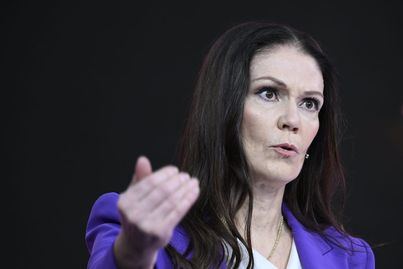 Liikenne- ja viestintäministeriön (LVM) mukaan nyt tehtävillä muutoksilla halutaan parantaa kuljettajien ammattitaitoa, tehostaa valvontaa ja ehkäistä väärinkäytöksiä. Kuvassa liikenne- ja viestintäministeri Lulu Ranne (ps.).