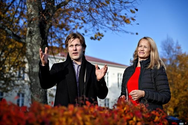 Yleisen työttömyyskassan (YTK) työttömyysturva-asiantuntija Petja Eklund ja toimitusjohtaja Sanna Alamäki iloitsevat kasvavista jäsenluvuista. KUVA: TOMI KOSONEN