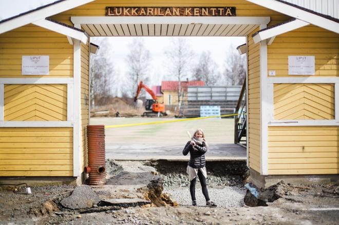 Virkiän naisjoukkueen oma kasvatti Niina Keppo toivottaa yleisön niin Lapualta kuin muualtakin maakunnasta runsaslukuisena seuraamaan tulevia pelejä parhaillaan uusittavalle Lukkarilan pesisstadionille. Kuva: Krista Luoma