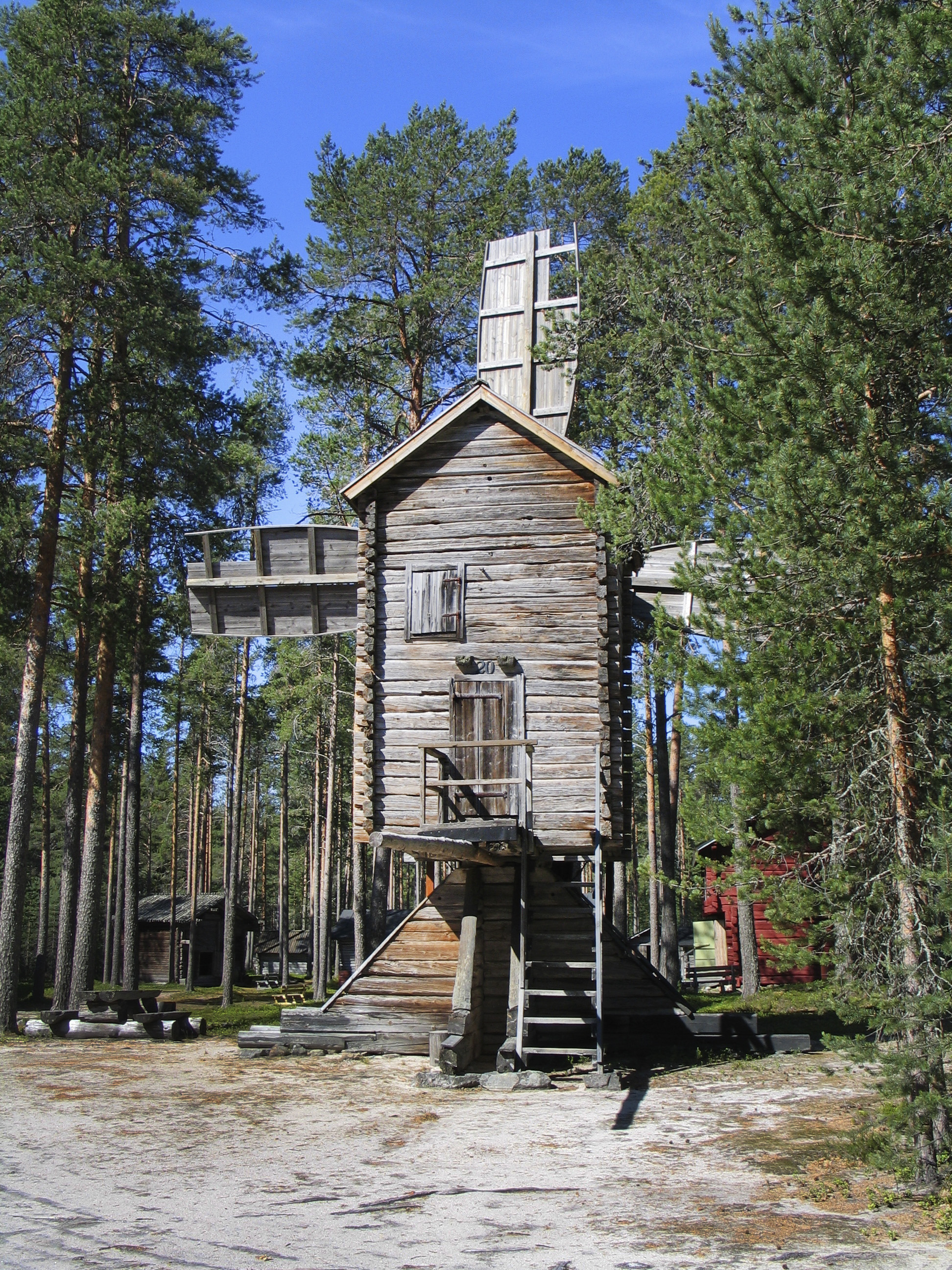 Pudasjärven tuulimyllyjen säilymisestä oltiin huolissaan 1950-luvulla, mutta onneksi museoalueelle saatiin häviävää rakennuskantaa vielä pelastettua. Tämä kotiseutumuseon tuulimylly on Hiltulan talosta Pudasjärven rannalta.”
