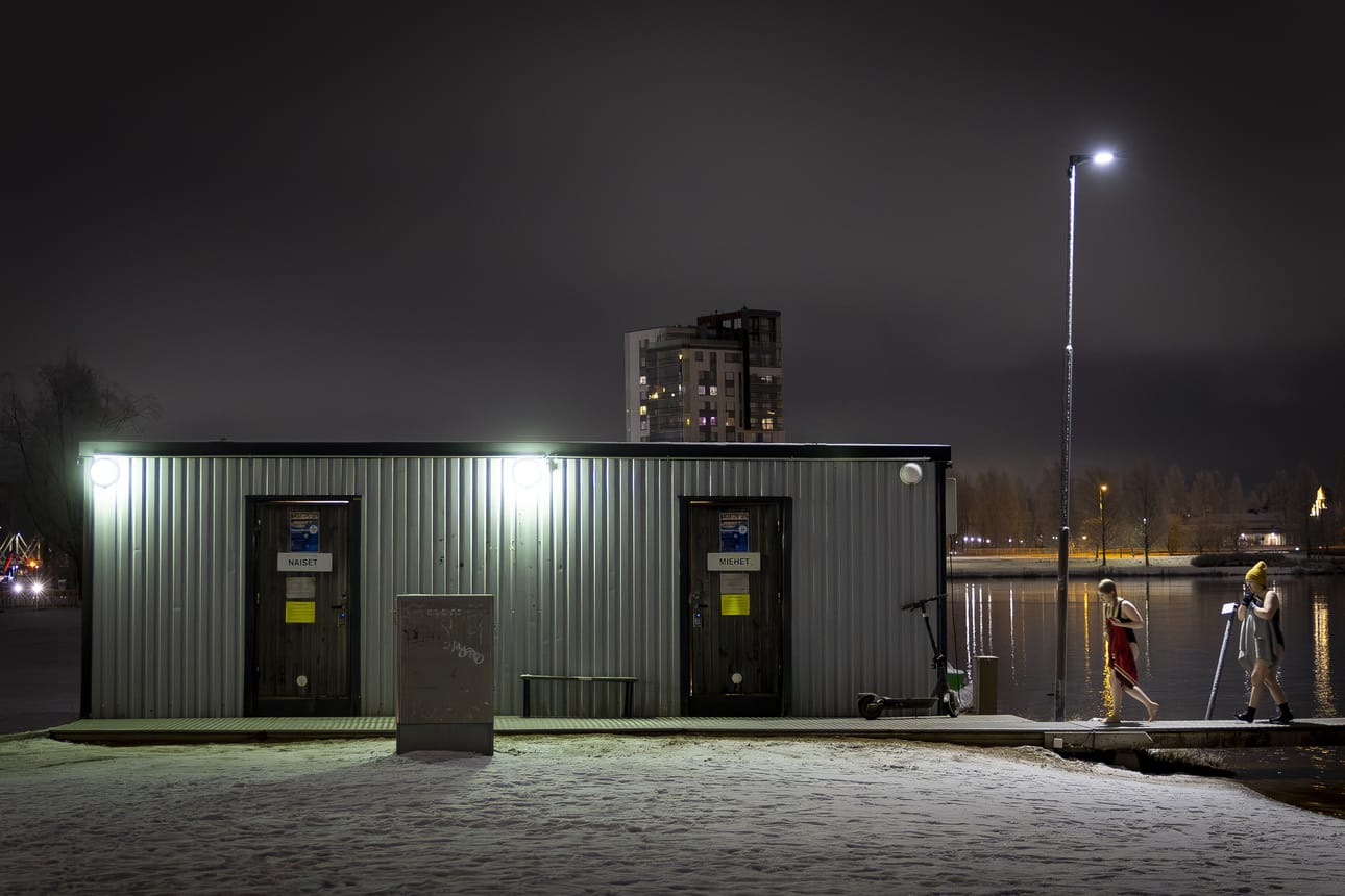 Talviuimareiden parakkikopin tilalle ehdotettiin hirsistä pukukoppia. Parakkikoppi on kaupungin tuottama palvelu, joka poistuu kun saunahanke saadaan edistymään.