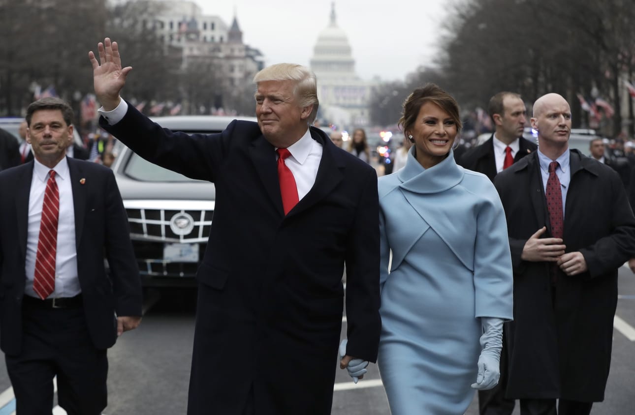 Donald Trump ja Melania Trump kuvattiin neljä vuotta sitten virkaanastujaispäivän paraatissa Washingtonissa,