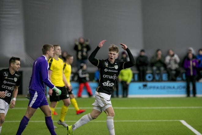 Jeremiah Streng juhlii 88. minuutilla tekemäänsä SJK:n 2-2 tasoitusmaalia. 17-vuotias Streng on maalannut jokaisessa kolmessa Suomen cupin ottelussa. KUVA: JAAKKO ELENIUS