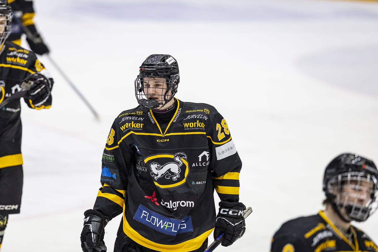 Eddie Wallin (28) ja muut Kärppien U18-joukkueen pelaajat joutuivat finaalisarjassa selkä seinää vasten.