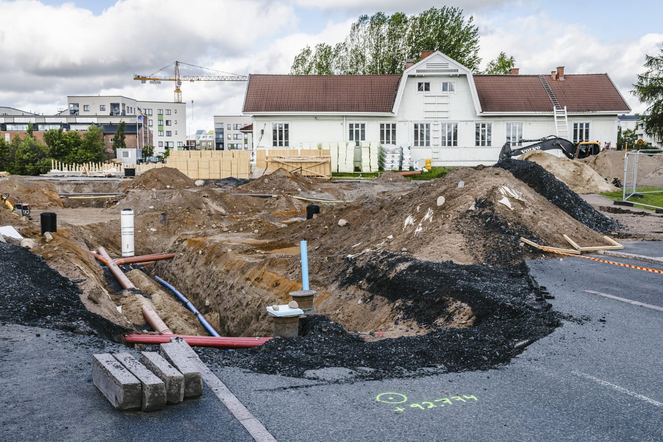 Rovaniemen vanhan rautatieaseman eteläpuolelle rakennetaan uutta Ruokasenkadun siltaa. Asema on ollut tyhjillään kymmenen vuotta.