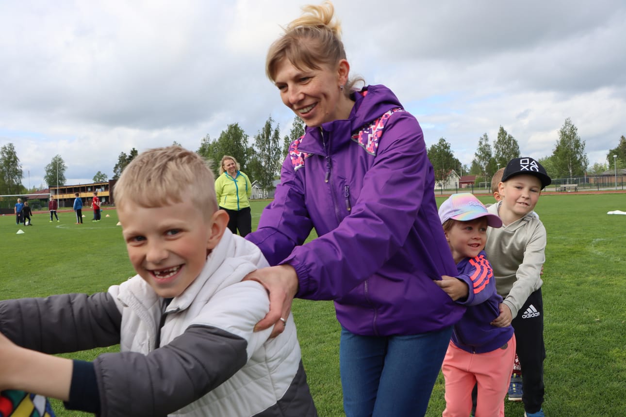 Helmi-Lumia ja Verneri Koski seuraavat Maksimia ja Oksanaa tiiviisti, sillä tuhatjalkaisen pitää pysyä yhtenäisenä.