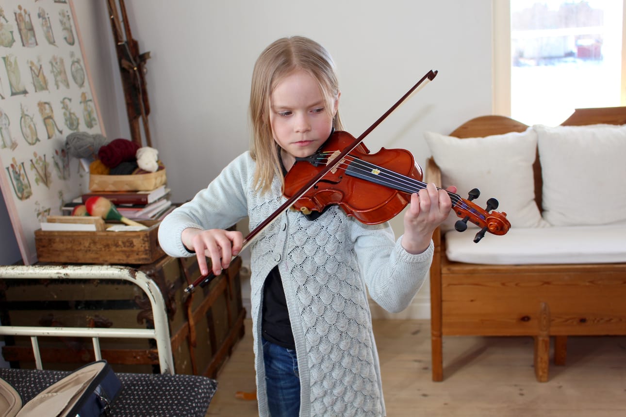 10-vuotias Senja Haho on soittanut viulua jo seitsemän vuotta. Viulun lisäksi hän soittaa myös pianoa.