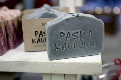 Paska kaupunni -saippuaa, murrekorvakoruja ja kaupunkisukkia – tällaisia Oulu-tuotteita löysimme keskustan myymälöistä pukinkonttiin
