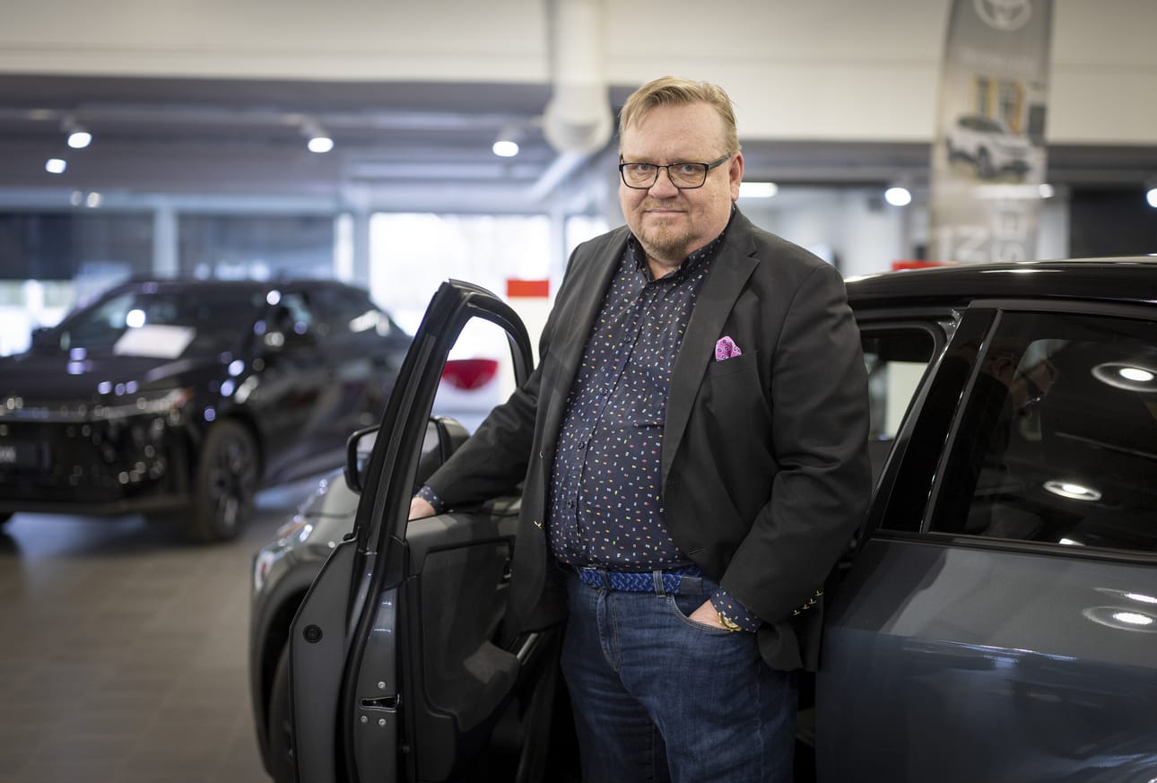 Juhan Auton toimitusjohtajan Sakari Huikurin mukaan Toyota oppi läksynsä ensimmäisen sähköautonsa bZ4X:n ongelmista.