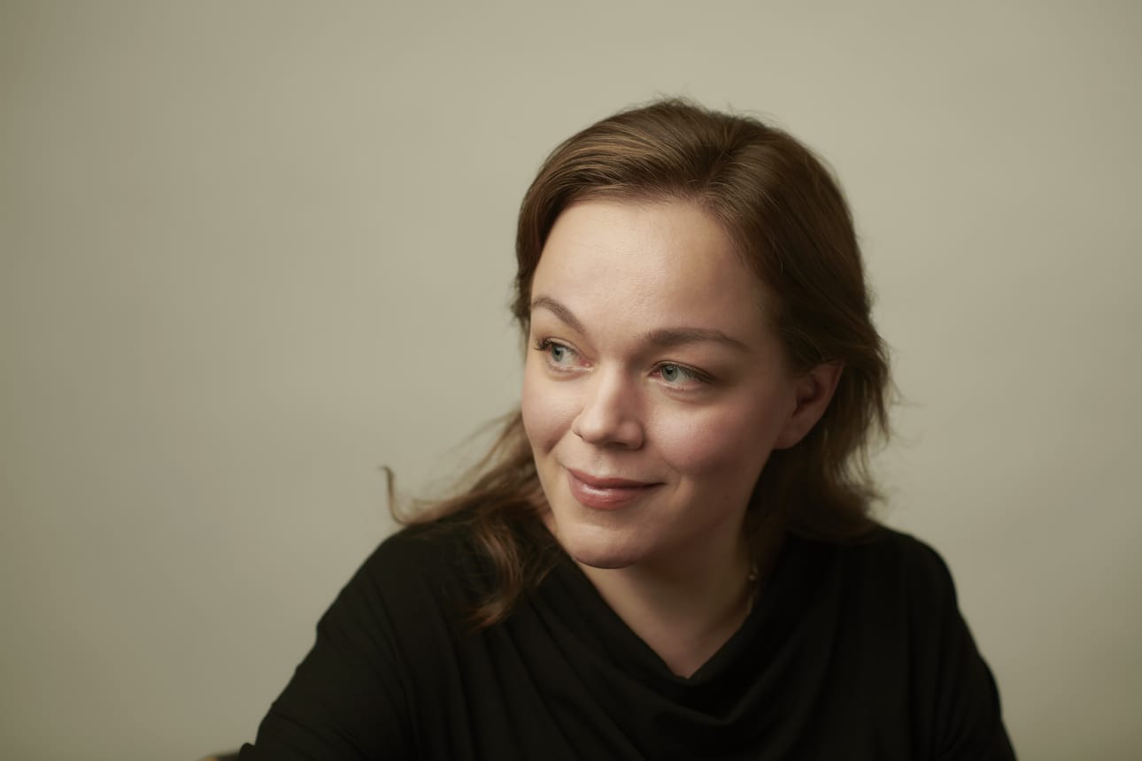 Vuonna 1985 syntynyt Anna-Kaisa Linna-Aho vie lukijan jatkosodan jälkeiseen aikaan Myrskylasi-teoksellaan.