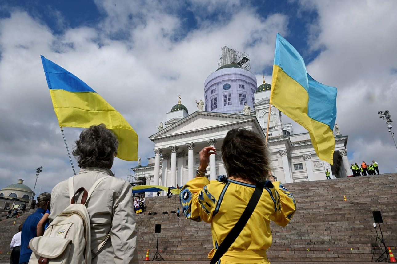 Helsingissä Ukrainan itsenäisyyspäivää kunnioitetaan muun muassa liputuksin Senaatintorilla ja ulkoministeriön Merikasarmi-rakennuksella. LEHTIKUVA / Jussi Nukari