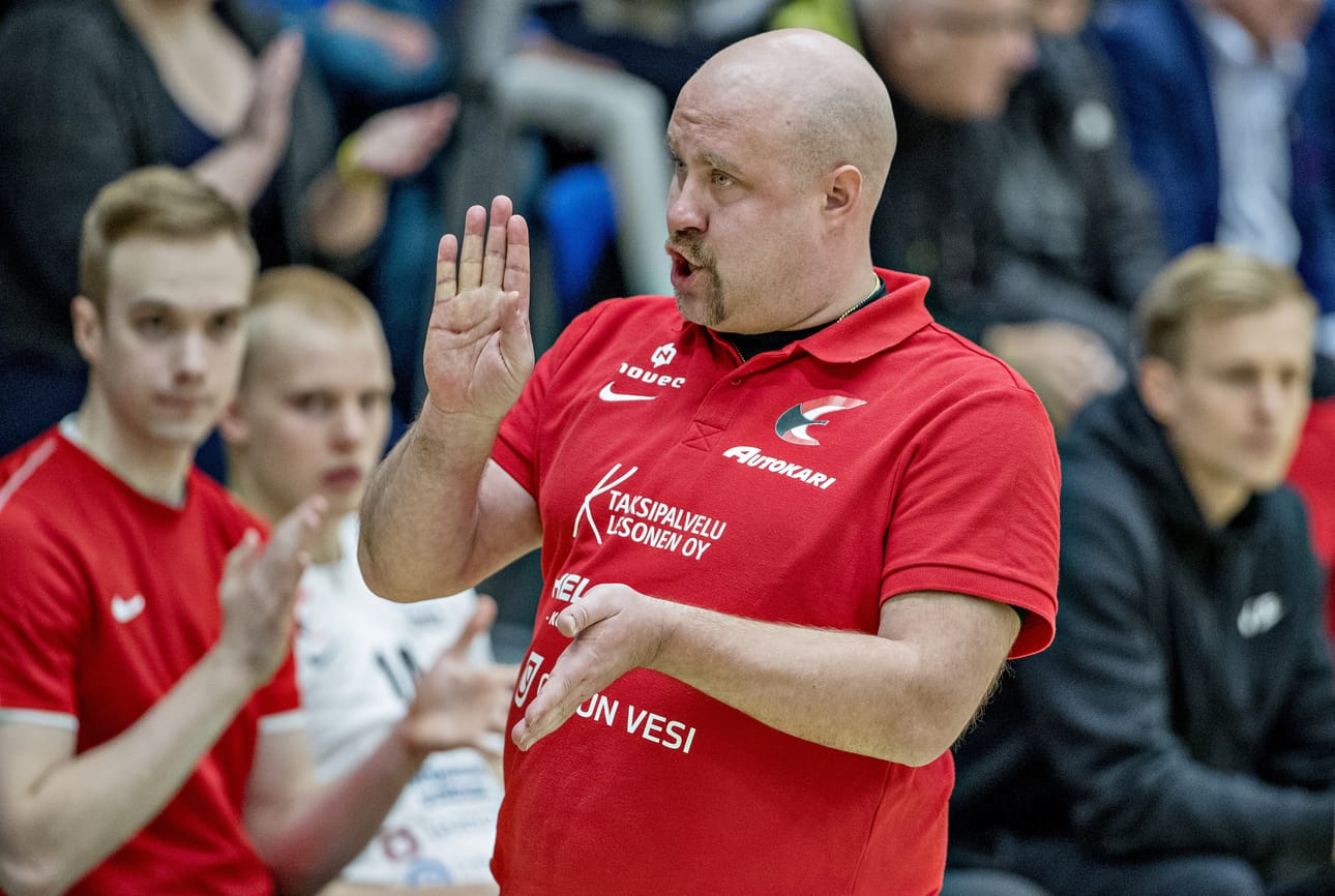 Ettan Olli Kuoksa on käärinyt hopeajuhlien jälkeen taas hihansa. Päävalmentajalla riittää työsarkaa rajusti uusiutuneen joukkueensa kanssa.